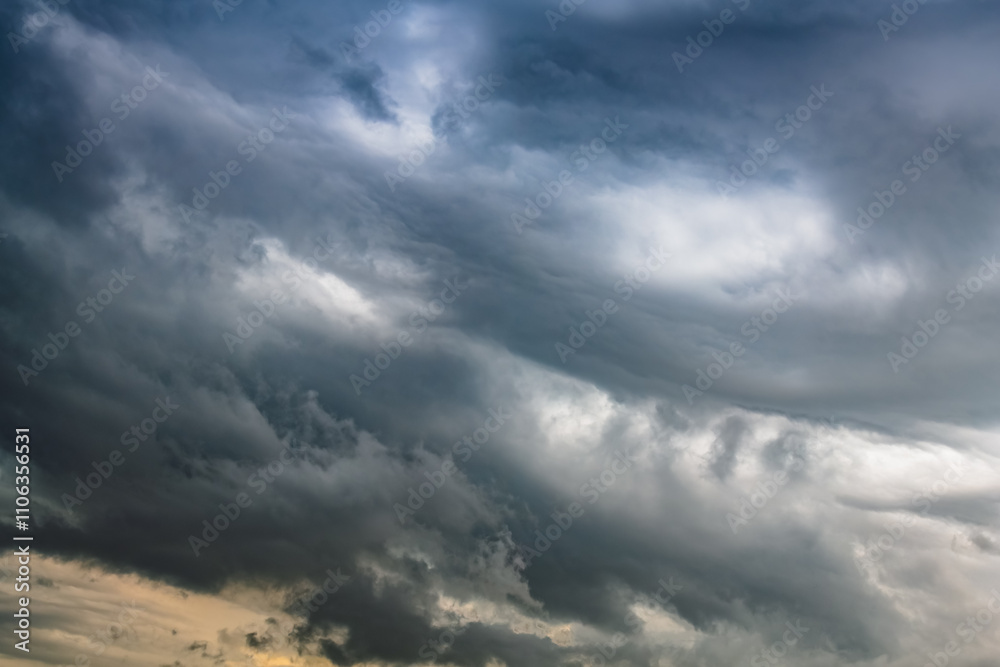 Obraz premium Storms rolling across the sky