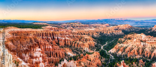 Obraz na płótnie Bryce Canyon National Park panorama in Utah viewed from Bryce point at dusk. Bryce Canyon is a collection of giant natural amphitheaters along the eastern side of the Paunsaugunt Plateau w salonie