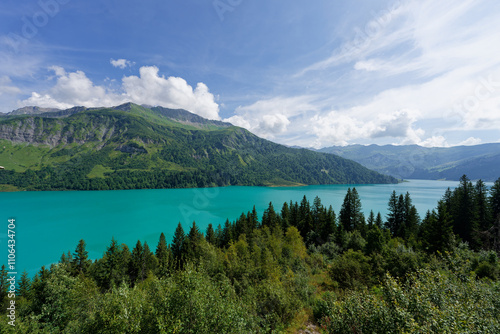 Lac de Beaufort prise au grand angle avec eau d'un bleu turquoise entouré de sapins, vue de droite 14mm photo