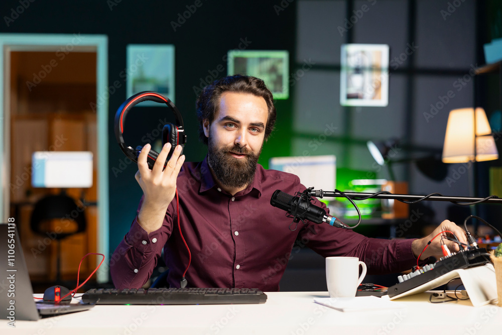 Fotografie Tech expert testing headphones, review them for online streaming platforms