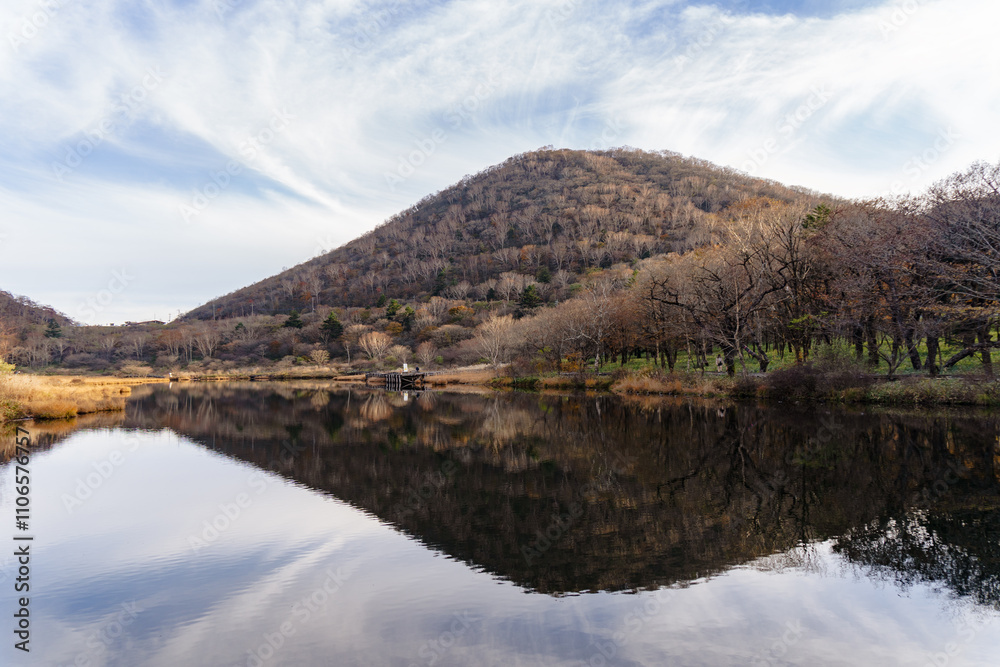日本の群馬県にある赤城山の覚満淵/山が反射するカルデラ湖 日本の群馬県にある赤城山の覚満淵/山が反射するカルデラ湖