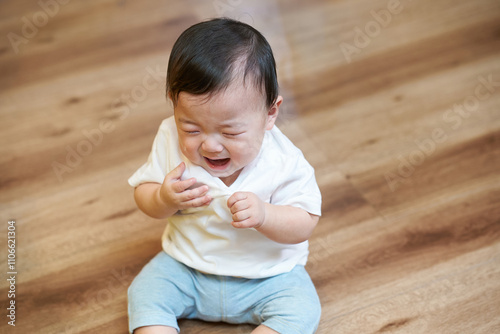 リビングで泣く赤ちゃん photo