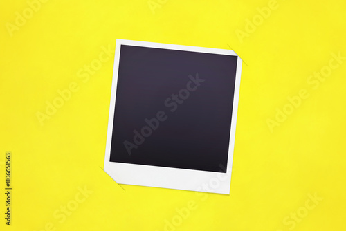 斜めに傾いた四角いのポラロイド写真を入れた黄色い台紙