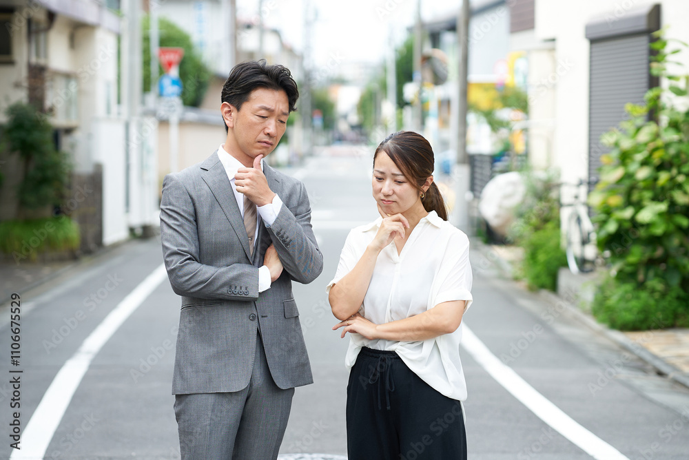 疑問を感じるポーズをする男女 疑問を感じるポーズをする男女