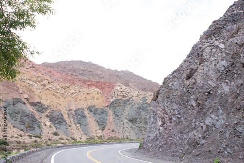 curva en carretera entre montañas