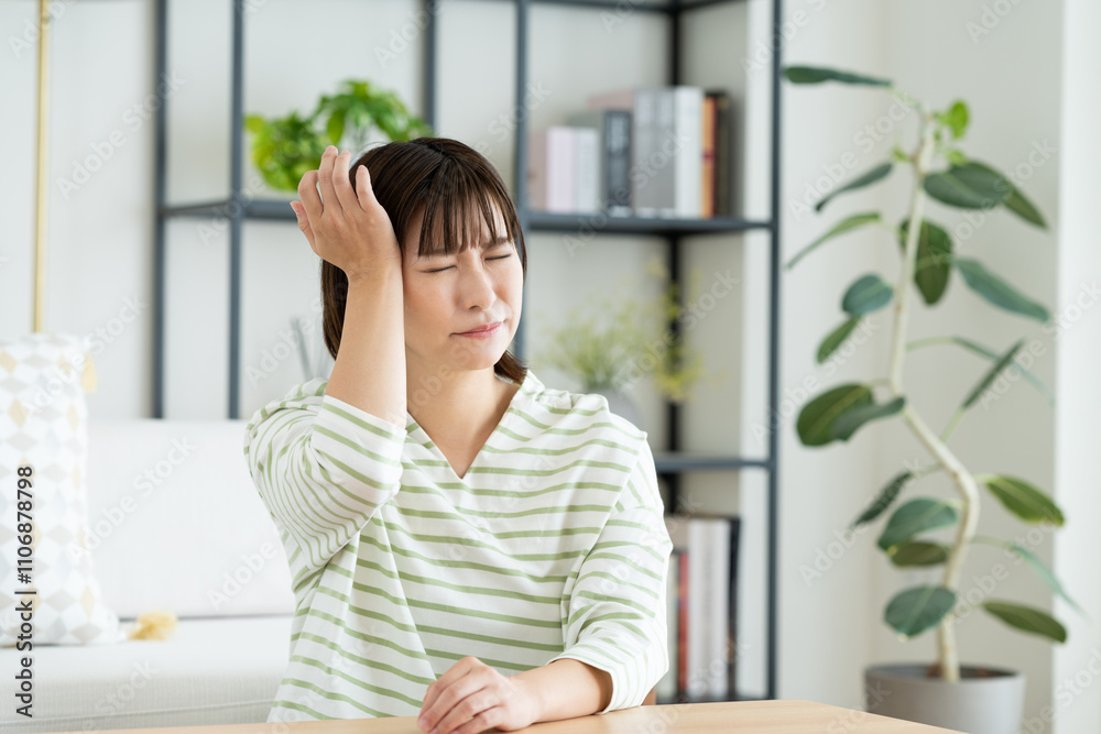 リビングで悩む若い女性 リビングで悩む若い女性