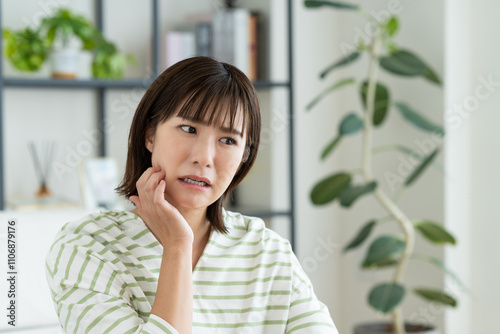 歯が痛い若い女性 photo