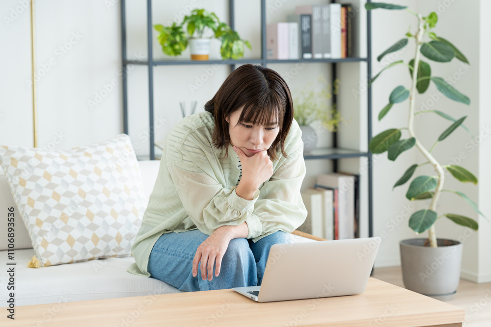 パソコンに悩む若い女性