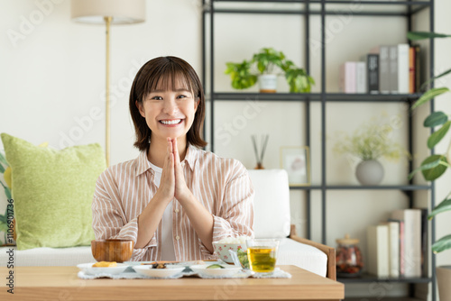 朝食を食べる若い女性