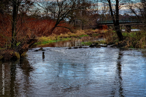 Obraz na płótnie Autumn on the river on a cloudy day. w salonie