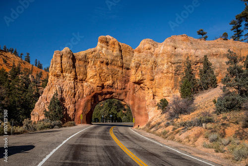 Obraz na płótnie Scenic drive through Red Canyon Arch w salonie