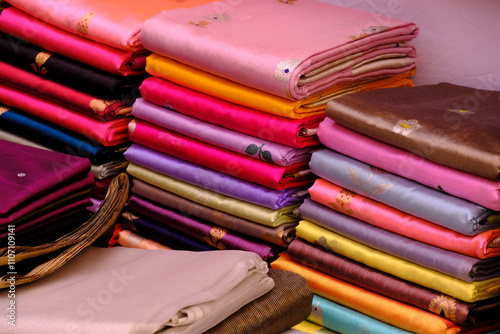 Fotografía Hand Weaving Silk and Handloom Sarees, saree with golden details, woman wear on festival, ceremony and weddings, expensive sarees are famous for their gold zari, brocade