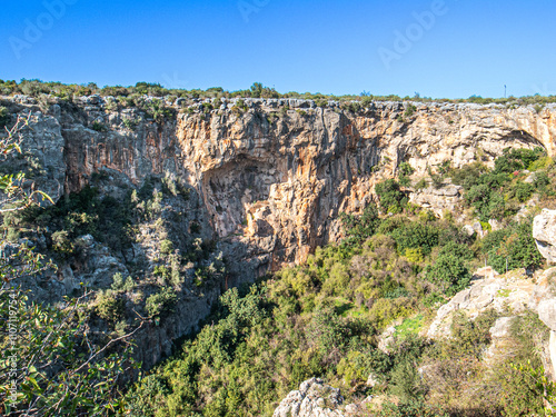 The Caves of Heaven and Hell (Heaven and Hell) and the Church of the Virgin Mary are two large pits in the Taurus Mountains.Narlıkuyu, Mersin, Turkey. Silifke Heaven Sinkhole in Mersin Turkey. Chasm o photo