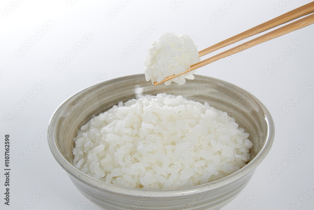 茶碗に盛られた白ご飯_白バック 茶碗に盛られた白ご飯_白バック