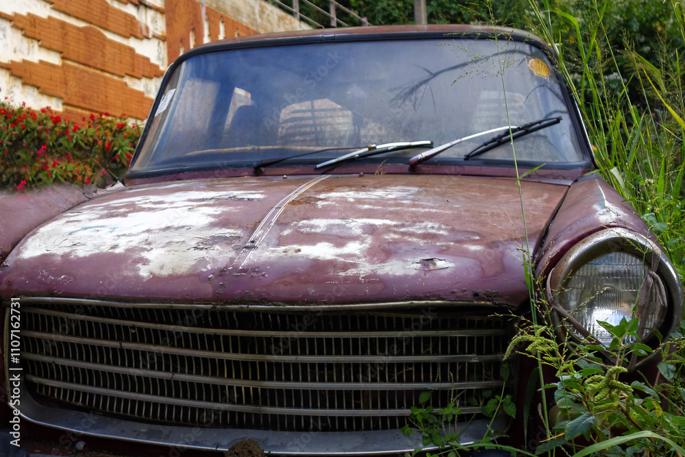Fototapeta premium Vieille voiture rouillée, abandonnée dans une rue