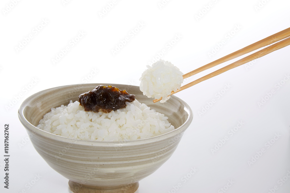 茶碗に盛られた白ご飯_白バック 茶碗に盛られた白ご飯_白バック