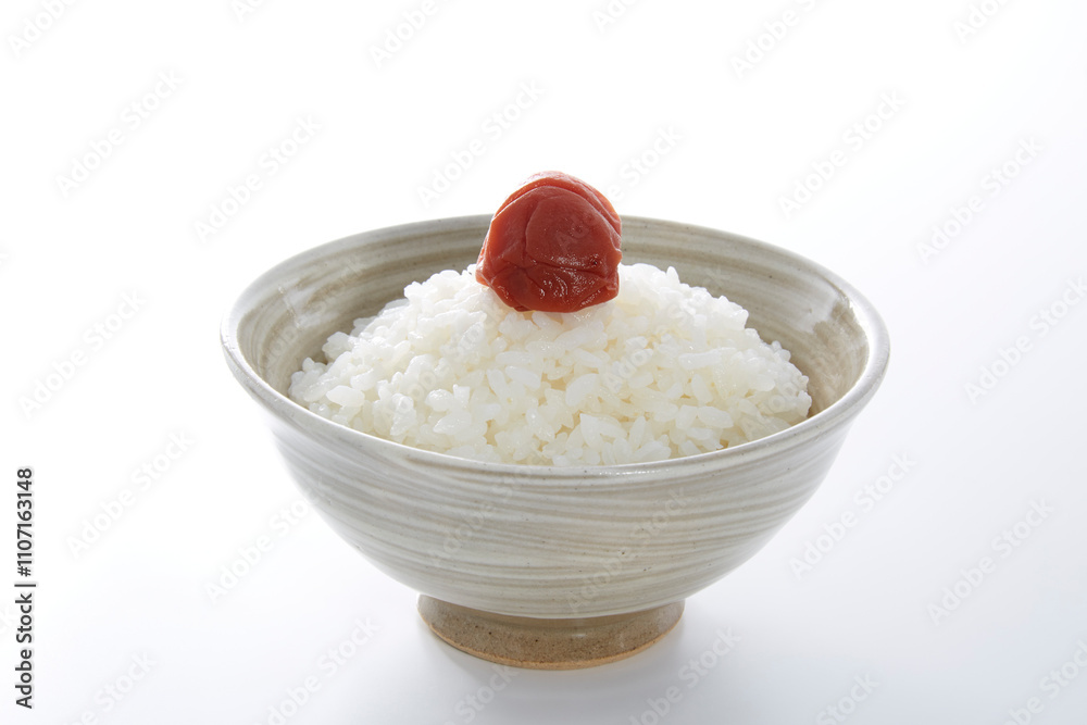 茶碗に盛られた白ご飯_白バック 茶碗に盛られた白ご飯_白バック