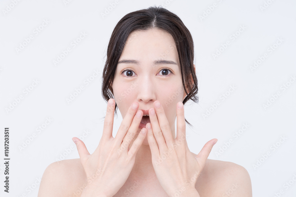 美容に驚く若い女性