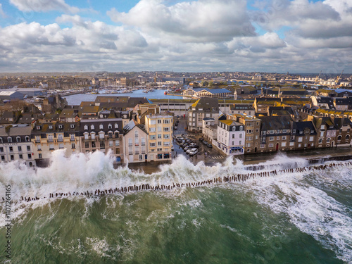 Fototapeta Naklejka Na Ścianę i Meble -  Vagues submerives sur une ville en France, une grande marée sur la chausée du Sillon a saint malo en Bretagne en ille et vilaine.