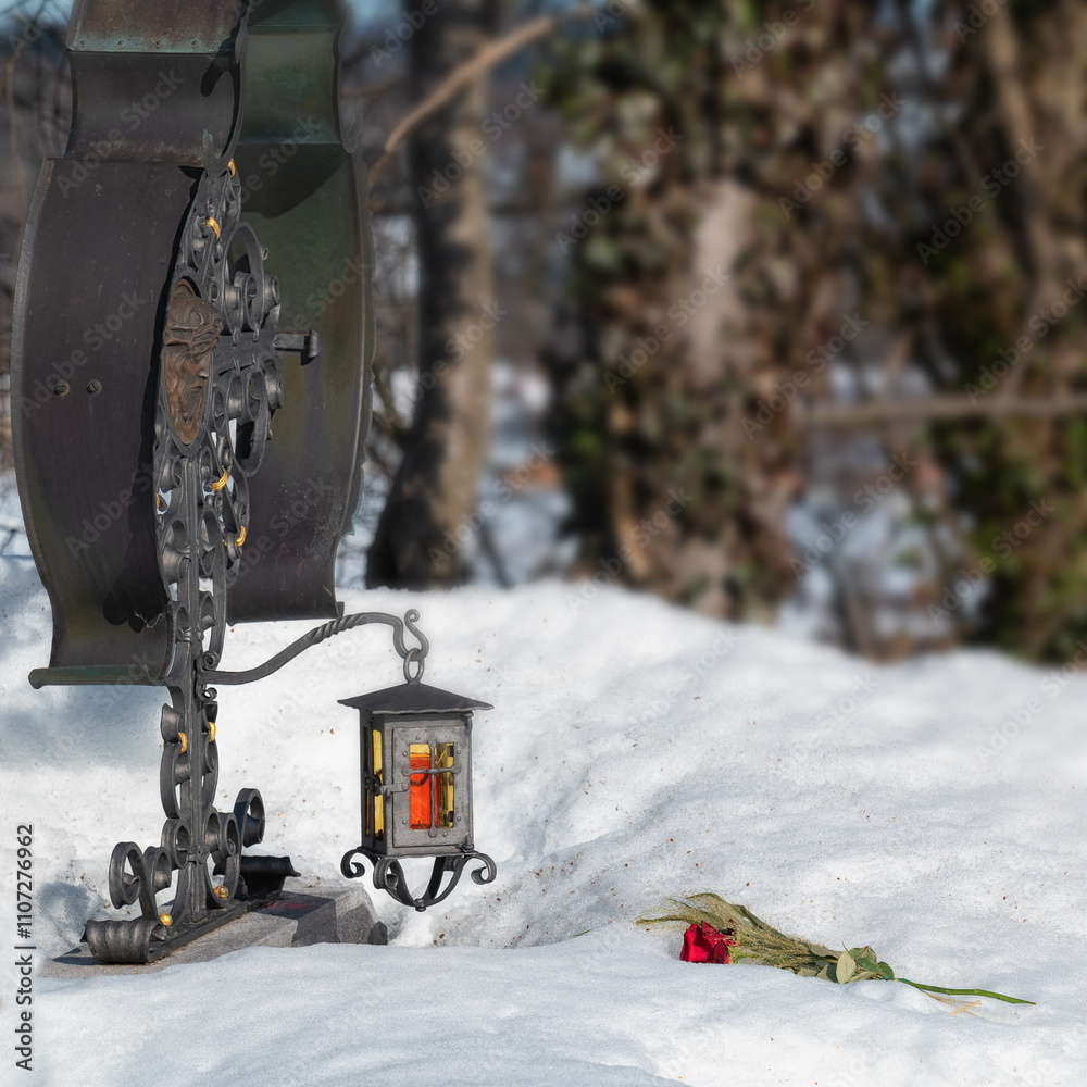 Grabkreuze auf einem Friedhof im Schnee