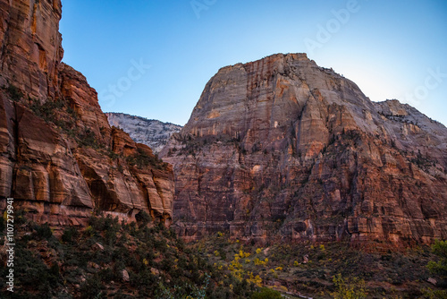 Obraz na płótnie Cliffs rise above Zion's stunning trails w salonie