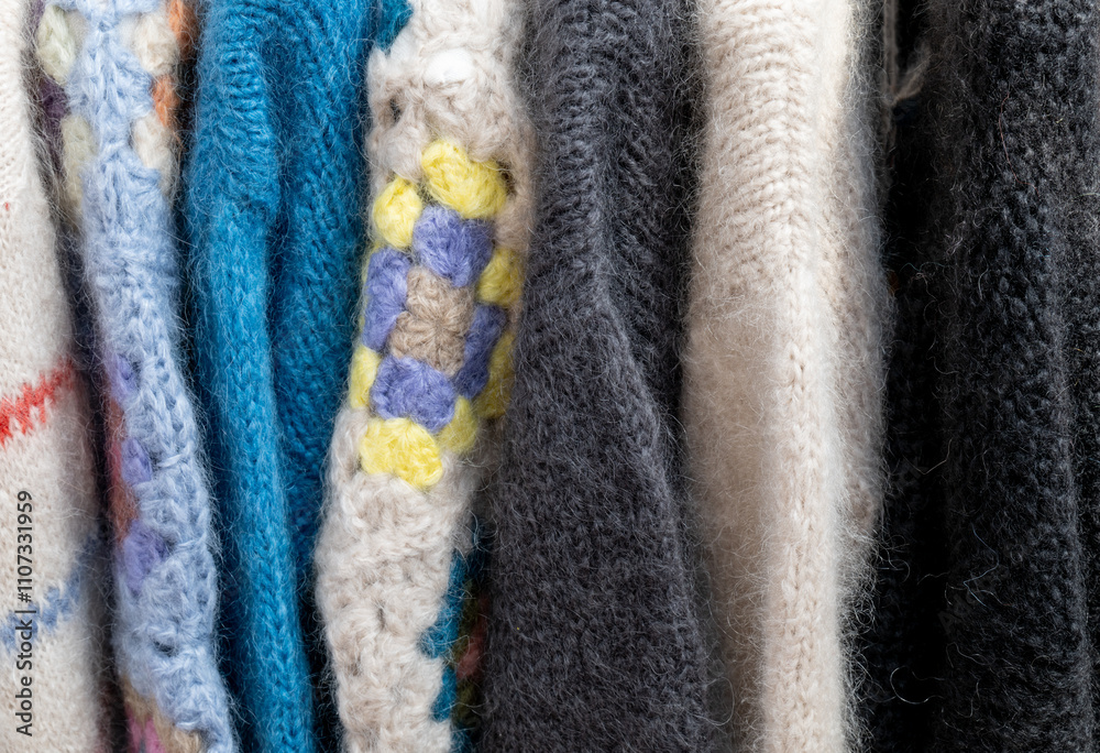Herbst und Winter Saison für Mohair Strickpullover und Mohair Stickjacken auf einem Kleiderständer