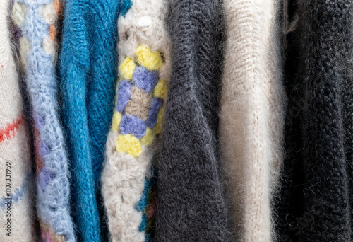 Obraz na płótnie Herbst und Winter Saison für Mohair Strickpullover und Mohair Stickjacken auf einem Kleiderständer w salonie
