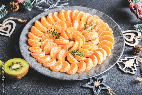 Obraz na płótnie plate of clementine wedges arranged in a circle with christmas decoration w salonie