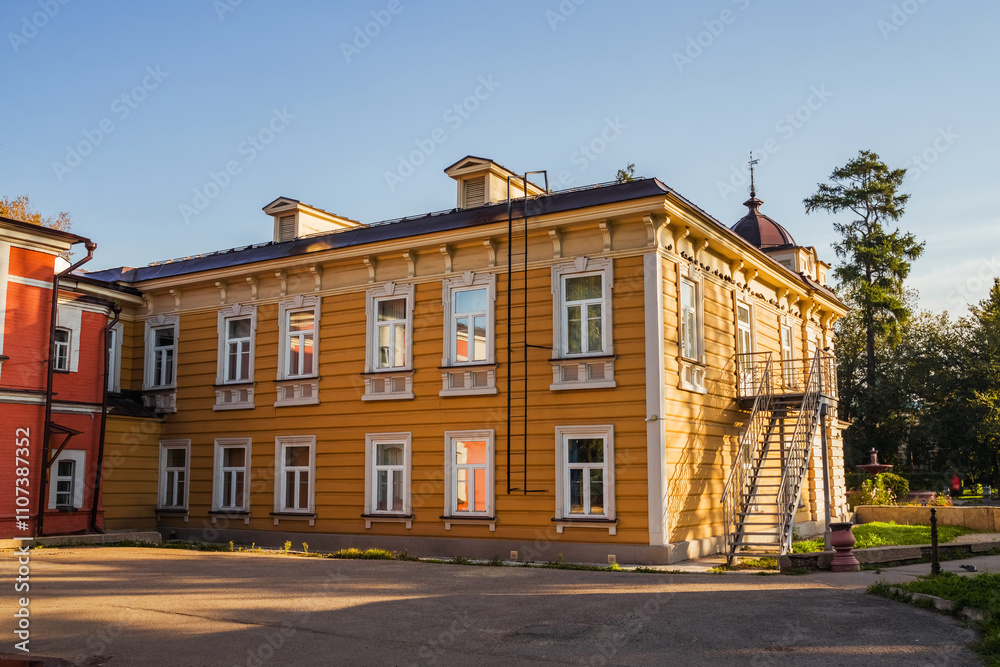 Obraz premium Beautiful autumn view of Irkutsk architecture showcasing a historic building. Irkutsk city.