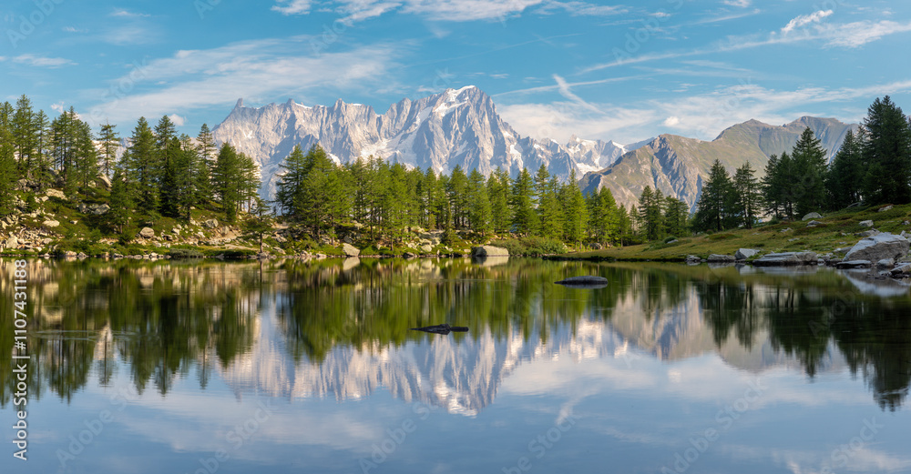 Φωτογραφία The panorama of Grand Jorasses massif over the Lago d Arpy lake.