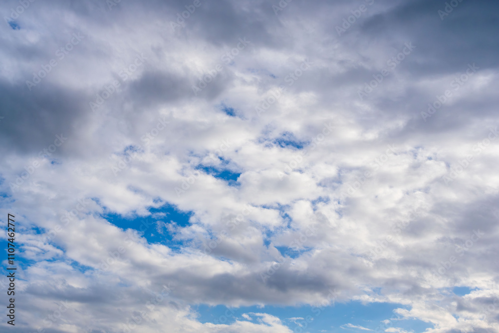 Obraz premium 秋雨の午後の曇り空と青空03