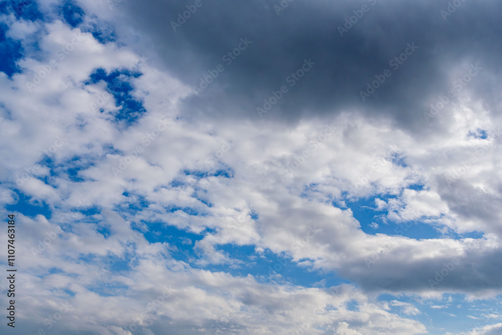 Obraz premium 秋雨の午後の曇り空と青空08