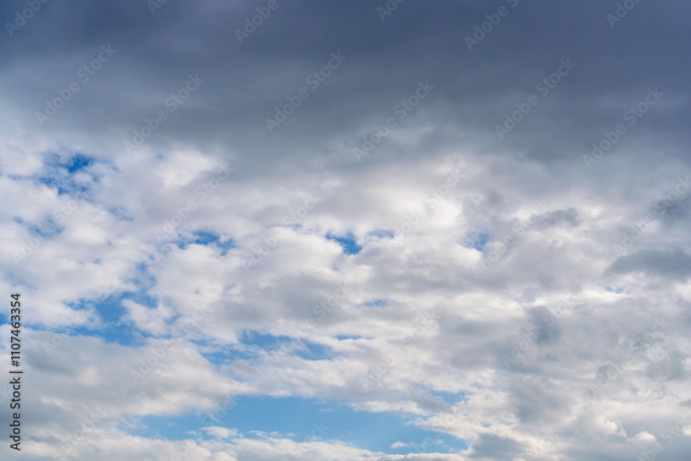 Obraz premium 秋雨の午後の曇り空と青空09