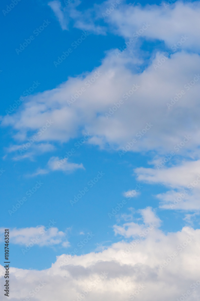 Obraz premium 秋雨の午後の曇り空と青空12