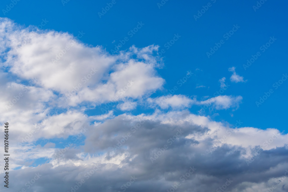 Obraz premium 秋雨の午後の曇り空と青空21