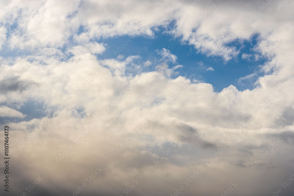 Obraz premium 秋雨の午後の曇り空と青空22