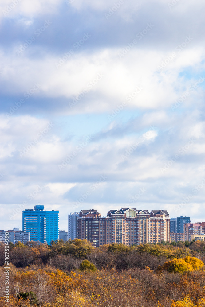 Obraz premium blue cloudy sky over buildings and colorful park