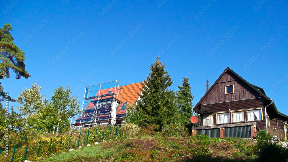 Grüstbau an der Fassade vom Haus