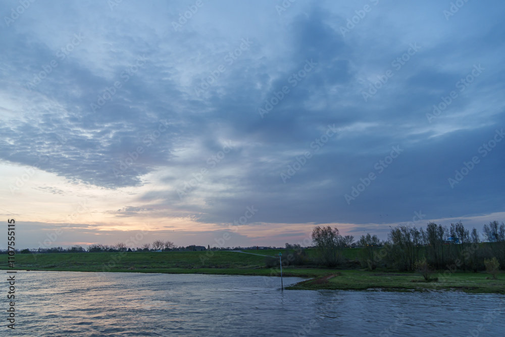 Fototapeta premium Die Waal in den Niederlanden