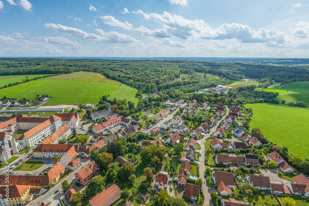 Obraz premium Luftbild der Marktgemeinde Kaisheim in Nordschwaben im Spätsommer