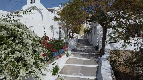 Schmale Straße mit weiß getünchten Häusern im Bergdorf Lagada, Amorgos, Kykladen, Griechenland, Europa