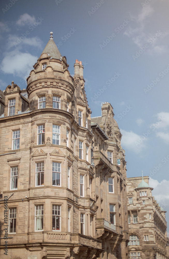 Obraz premium Edinburgh's beautiful streets with flowering trees in April