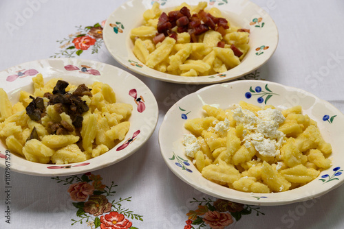 Tradycyjne regionalne kluski z dodatkami.