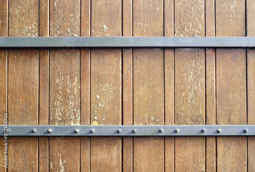 Puerta de jardín de madera y barrotes de metal