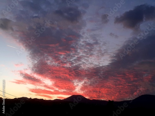 Il tramonto colora di rosso fuoco le nuvole. photo