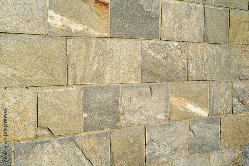 Muro exterior de placas de piedra