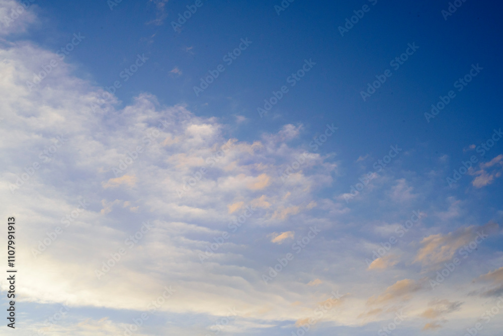 Fototapeta premium Cielo azul con ligeras nubes blancas