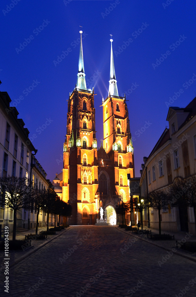 Fototapeta premium Medieval cathedral in Wrocław at night