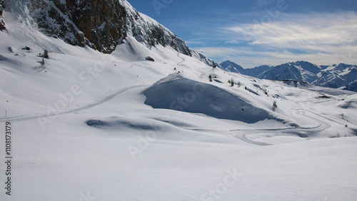 paysage de neige autour du lac Besson à l'Alpe d'Huez en Isère en hiver, hiver en février photo