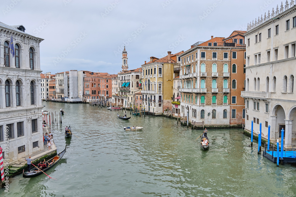 Obraz premium The Rialto Bridge (Ponte di Rialto), the oldest of the four bridges spanning the Grand Canal in Venice, Italy.